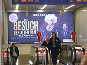 Überall Plakate für den "Besuch der Alten Dame" im Ronacher (©Foto: Gaby Hildenbrandt)